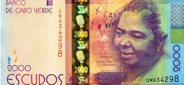 Banknote aus Cabo Verde mit Porträt einer Frau, farbigen Mustern und Aufdruck „2000 Escudos“ sowie „Banco de Cabo Verde“.